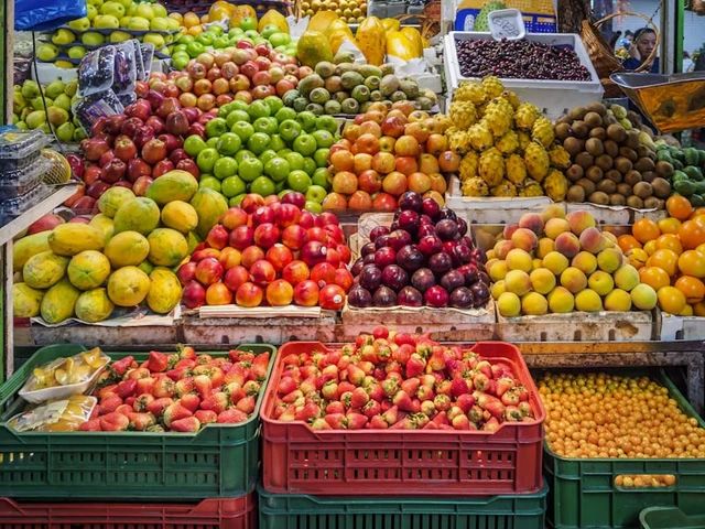 Pedagang buah jeruk segar khas di Pasar Buah Berastagi