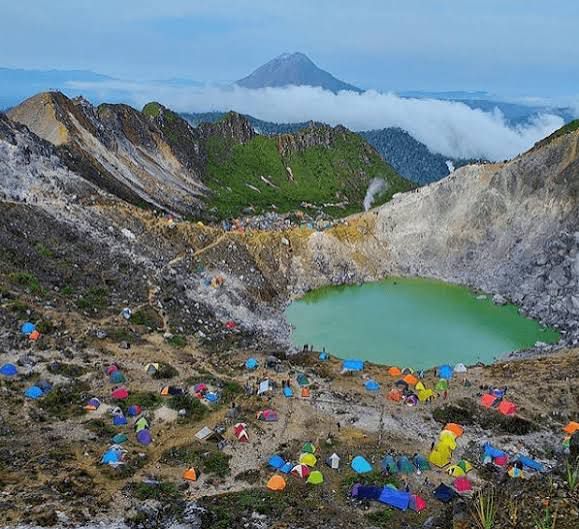 Pemandangan sunrise indah dari puncak Gunung Sibayak Berastagi